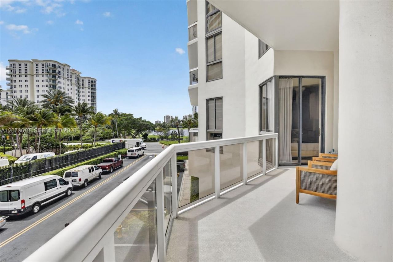 20185 E Country Club Dr , Unit 204, Aventura, FL 33180 Photo