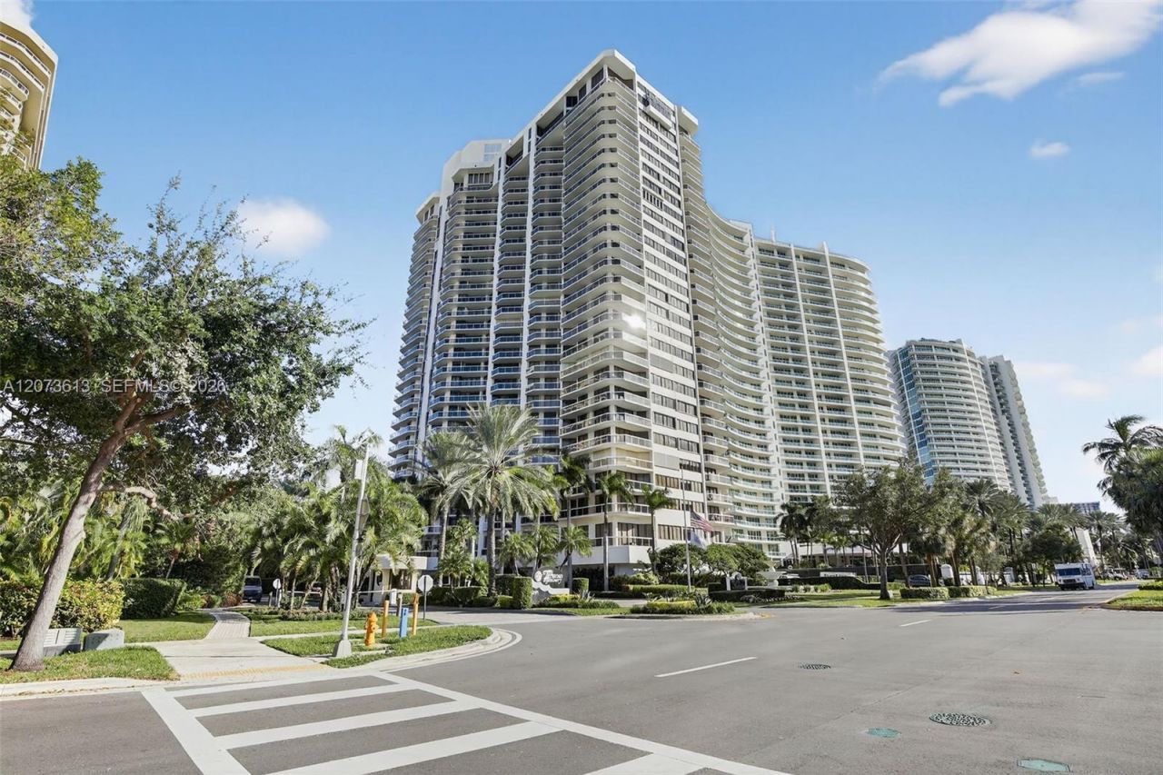 20185 E Country Club Dr , Unit 204, Aventura, FL 33180 Photo