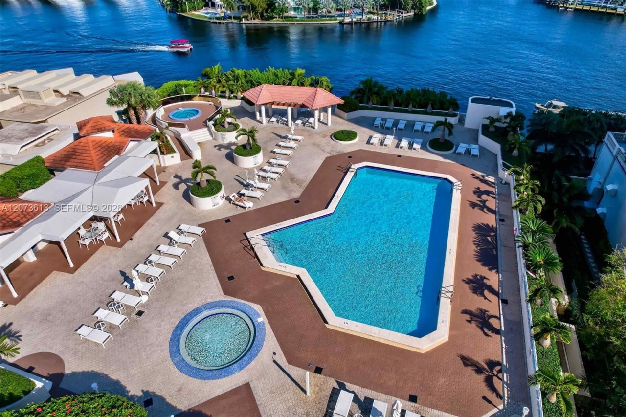 20185 E Country Club Dr , Unit 204, Aventura, FL 33180 Photo