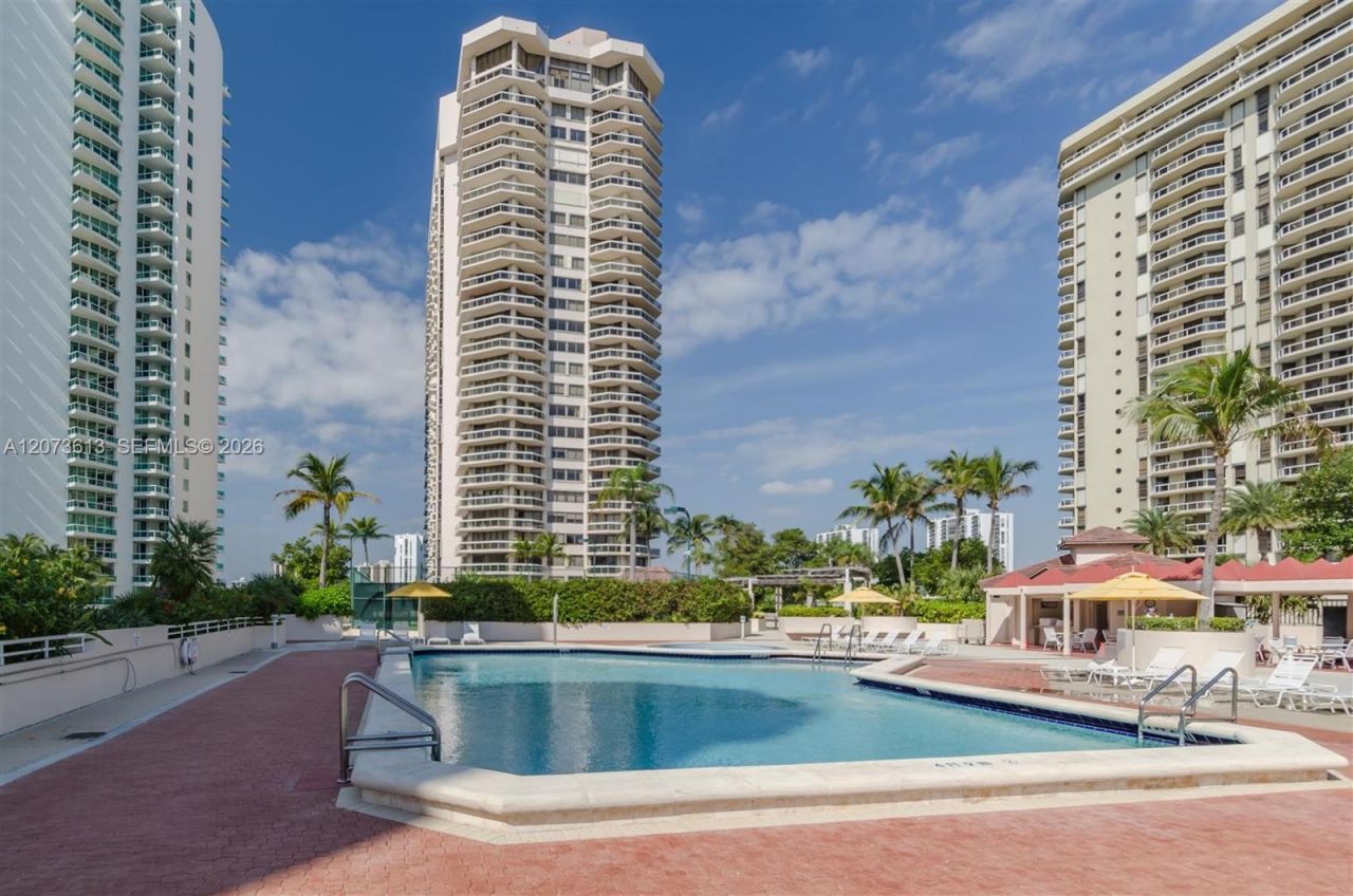 20185 E Country Club Dr , Unit 204, Aventura, FL 33180 Photo