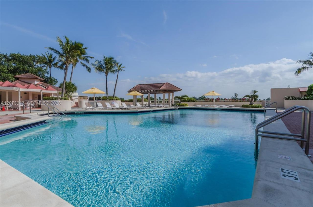 20185 E Country Club Dr , Unit 204, Aventura, FL 33180 Photo