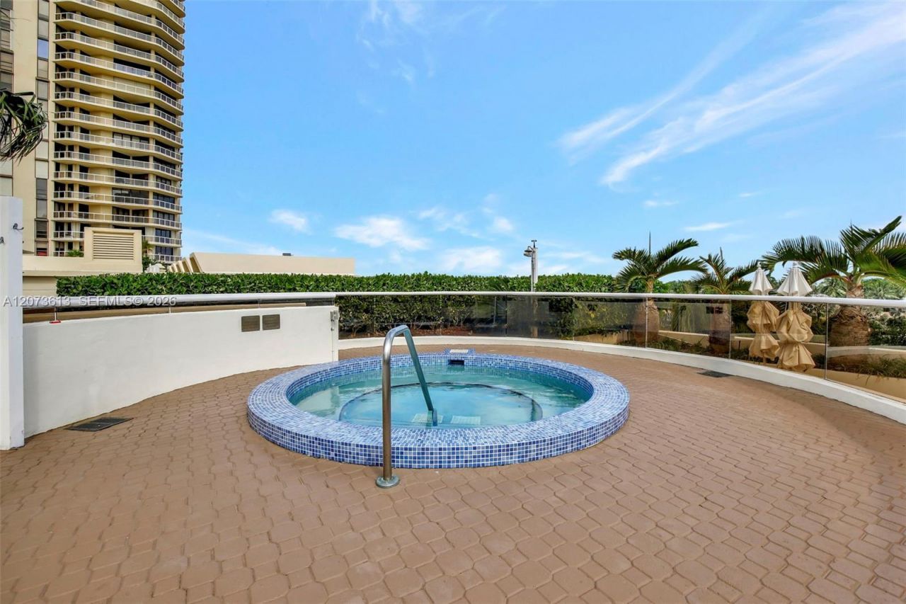 20185 E Country Club Dr , Unit 204, Aventura, FL 33180 Photo