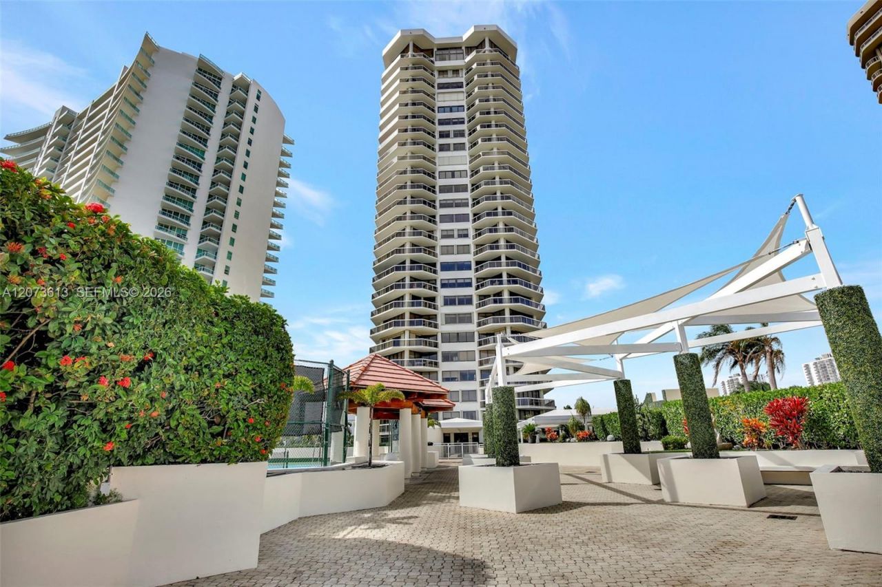 20185 E Country Club Dr , Unit 204, Aventura, FL 33180 Photo