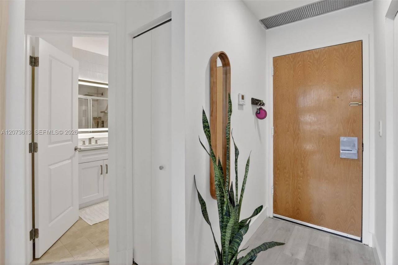 20185 E Country Club Dr , Unit 204, Aventura, FL 33180 Photo