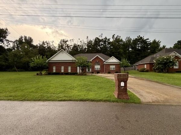 112 Oakleigh Dr., Booneville, MS 38829
