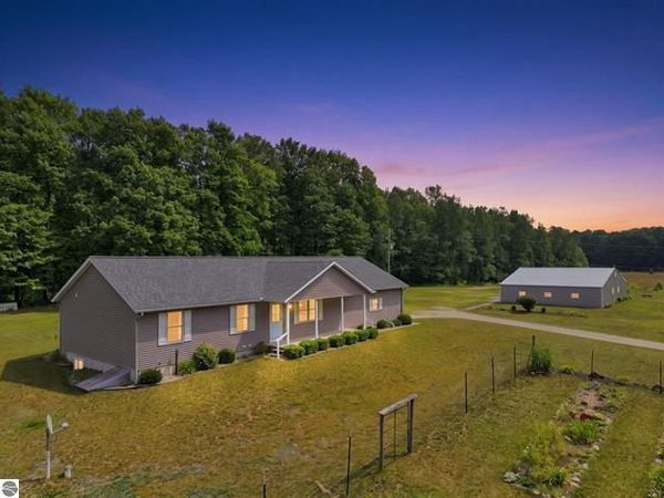 275 S 35 Road, Cadillac, MI 49601