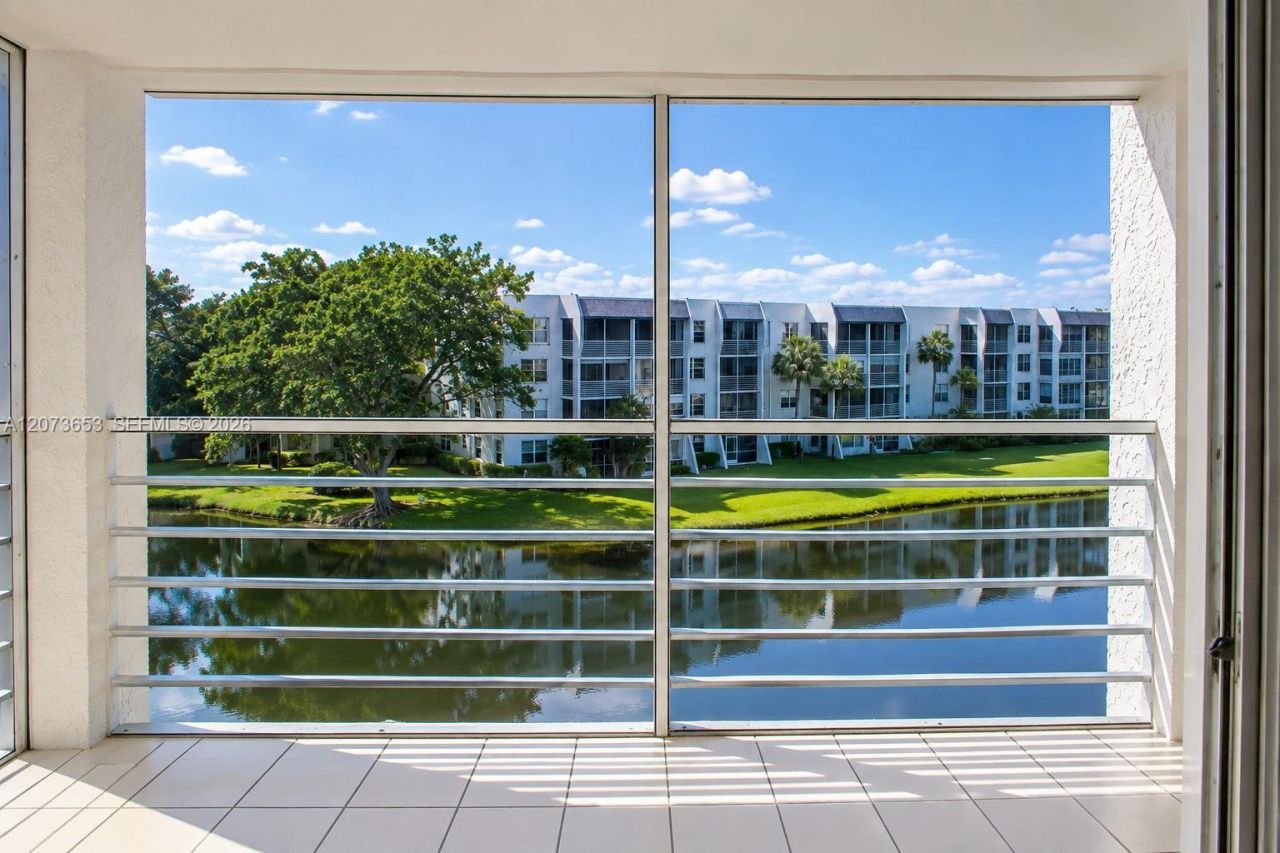 9230 Lagoon Pl, Unit 411, Davie, FL 33324 Photo