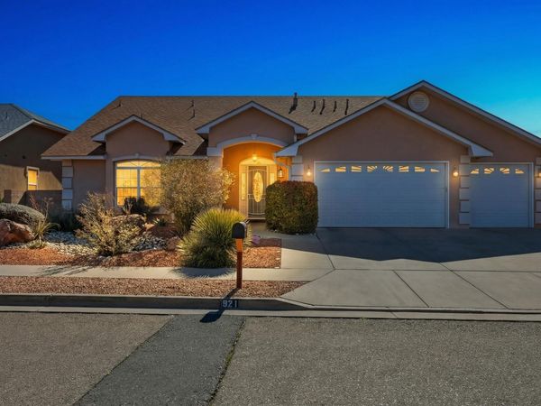 921 Pinzon Street NW, Los Lunas, NM 87031