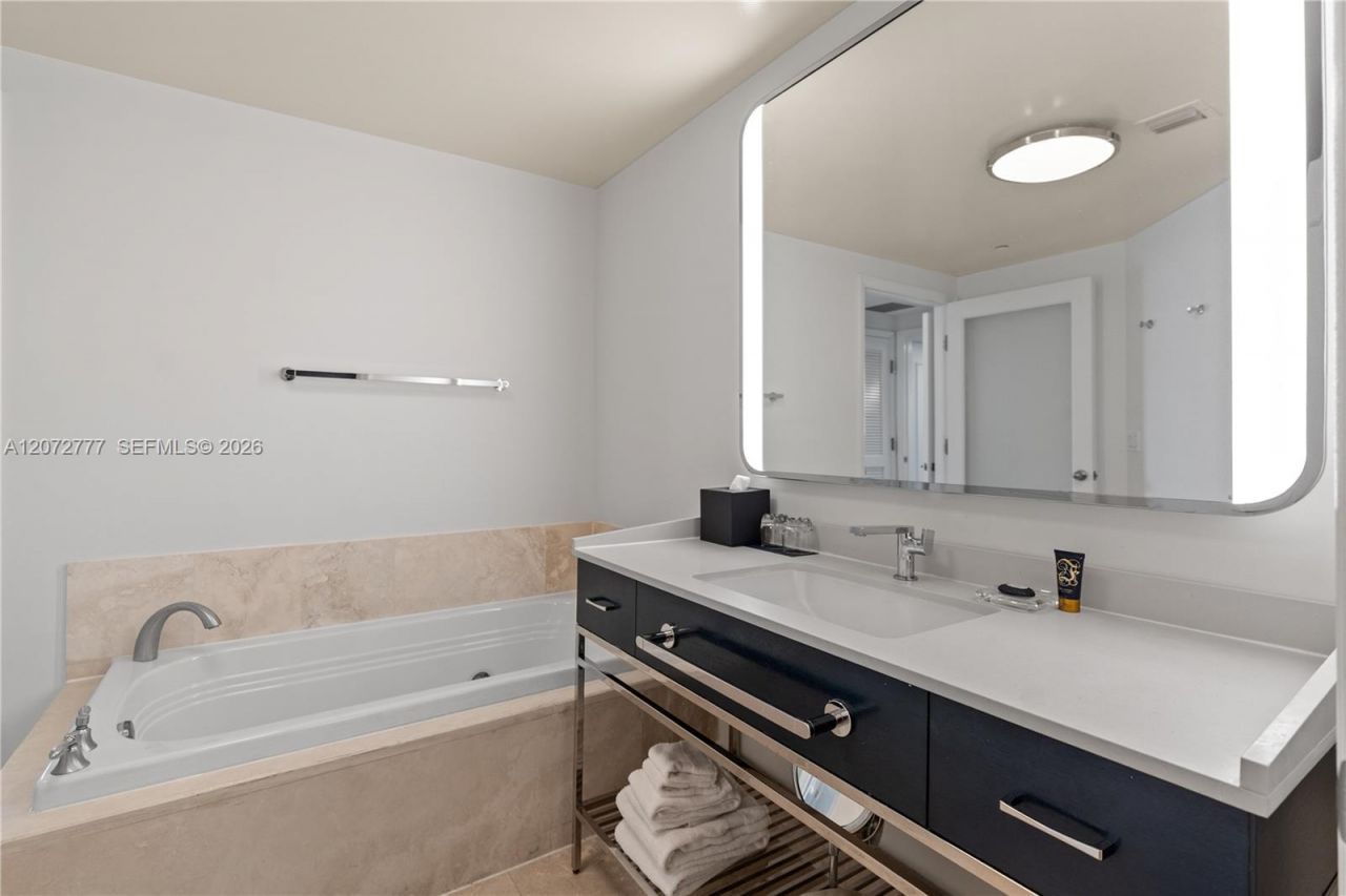 4401 Collins Ave, Unit 1115, Miami Beach, FL 33140 Photo