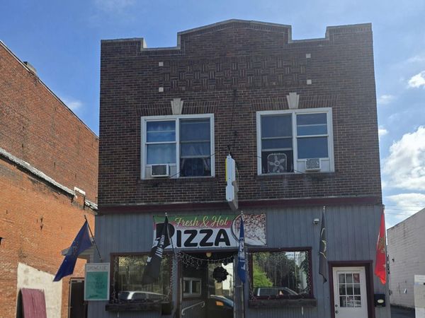 33 S OAK Street , Mt. Carmel, PA 17851