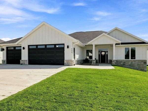 404 Solomia Court, Peosta, IA 52068