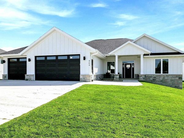 404 Solomia Court, Peosta, IA 52068