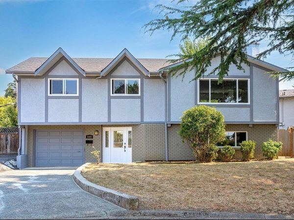 1822 Fairhurst Ave, Saanich, BC V8N 1P4
