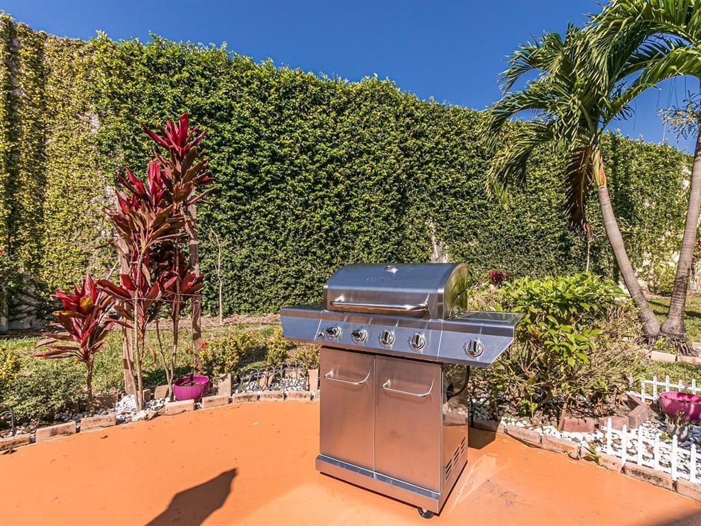 1000 SW 11th Avenue, Unit 2E, Hallandale Beach, FL 33009 Photo