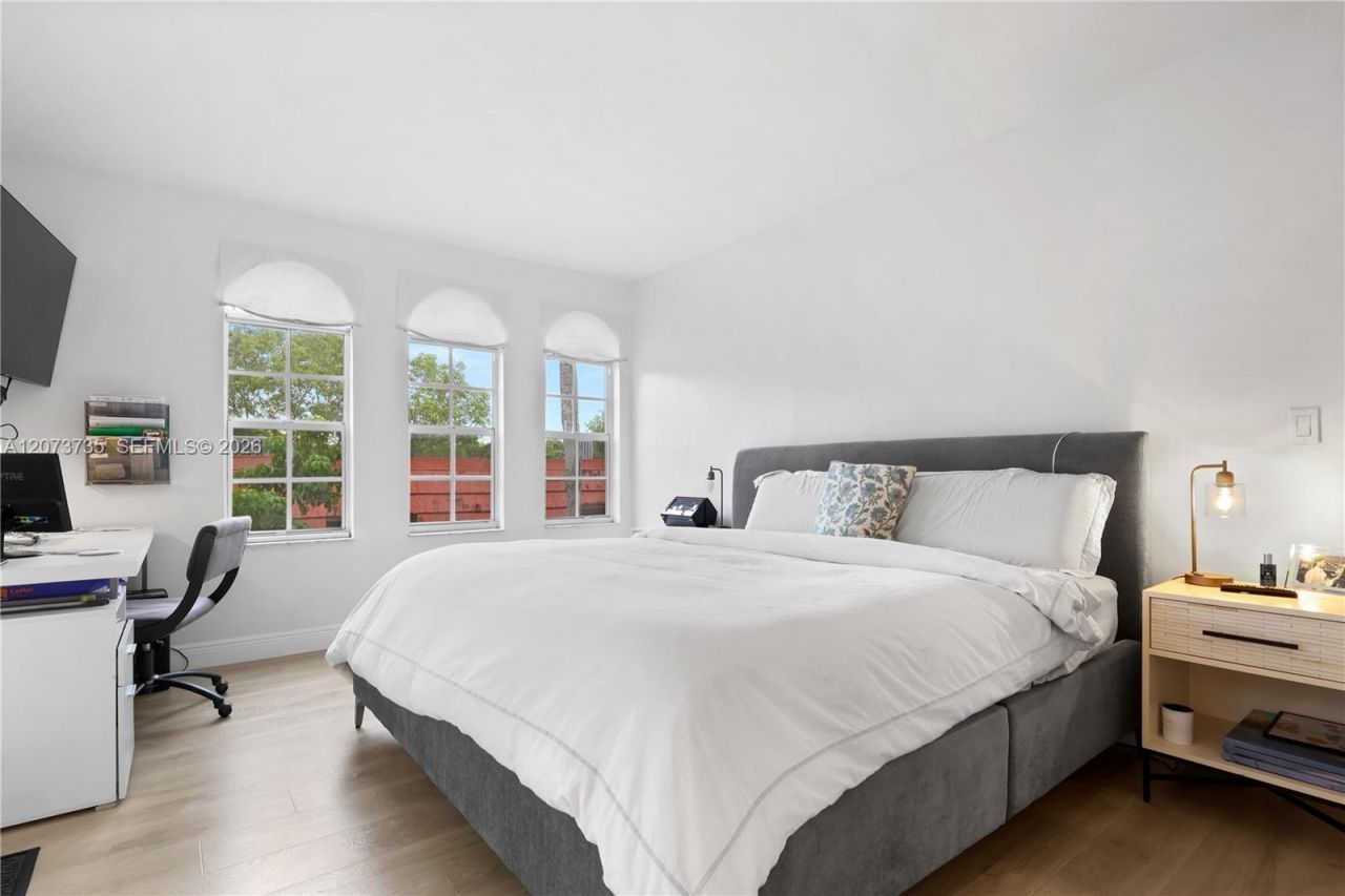 323 Navarre Ave, Unit 301, Coral Gables, FL 33134 Photo