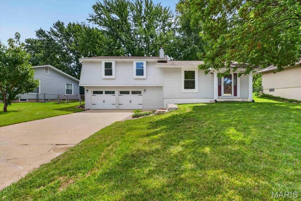 17 Glenna Drive , Saint Peters, MO 63376 Main Photo