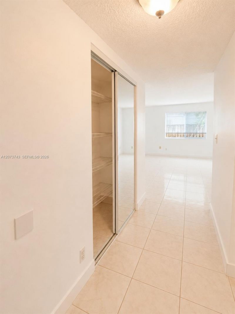 724 NE 4th St , Unit 5, Hallandale Beach, FL 33009 Photo