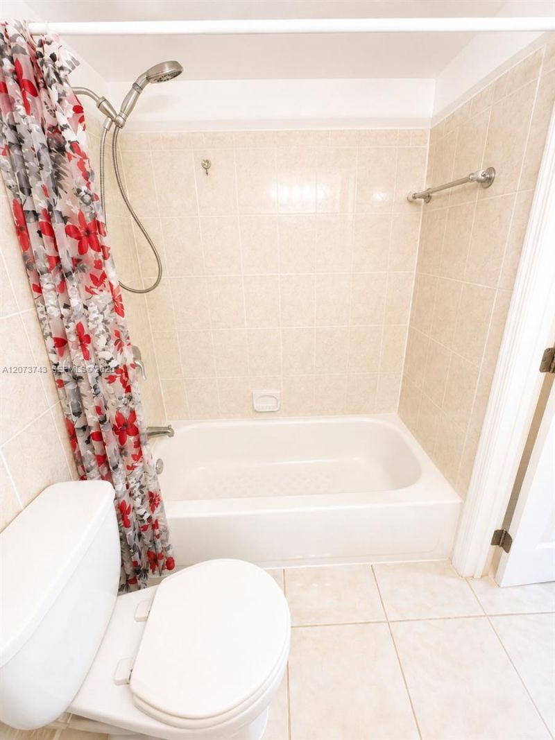 724 NE 4th St , Unit 5, Hallandale Beach, FL 33009 Photo