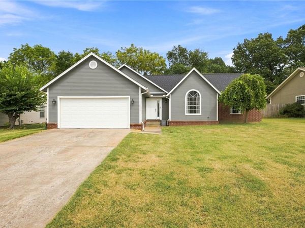 1856 Salem Road , Fayetteville, AR 72704
