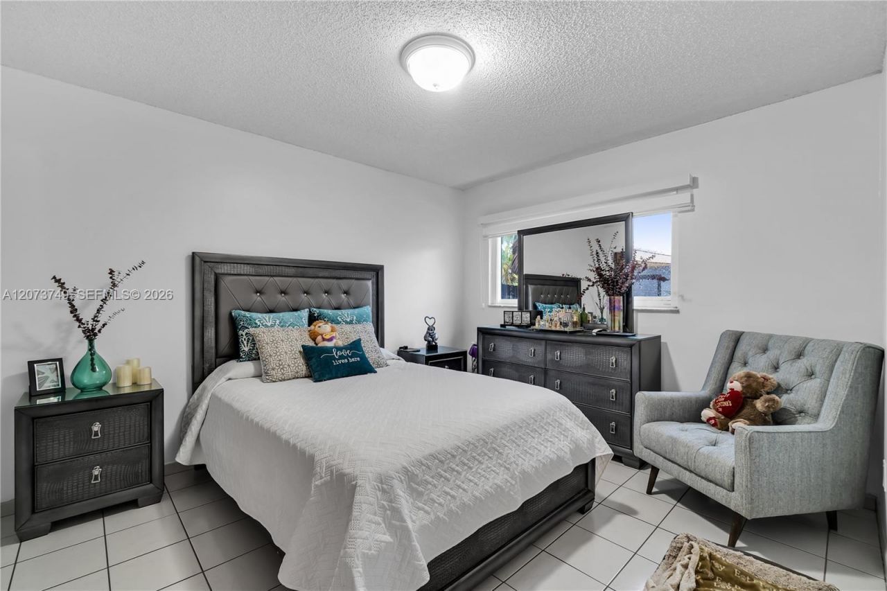 980 W 43rd Pl , Hialeah, FL 33012 Photo
