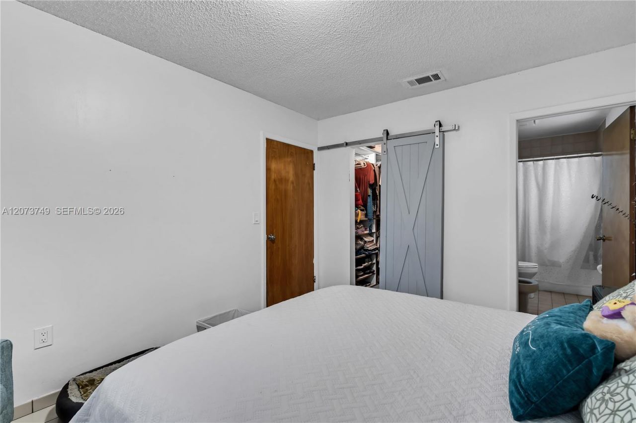 980 W 43rd Pl , Hialeah, FL 33012 Photo