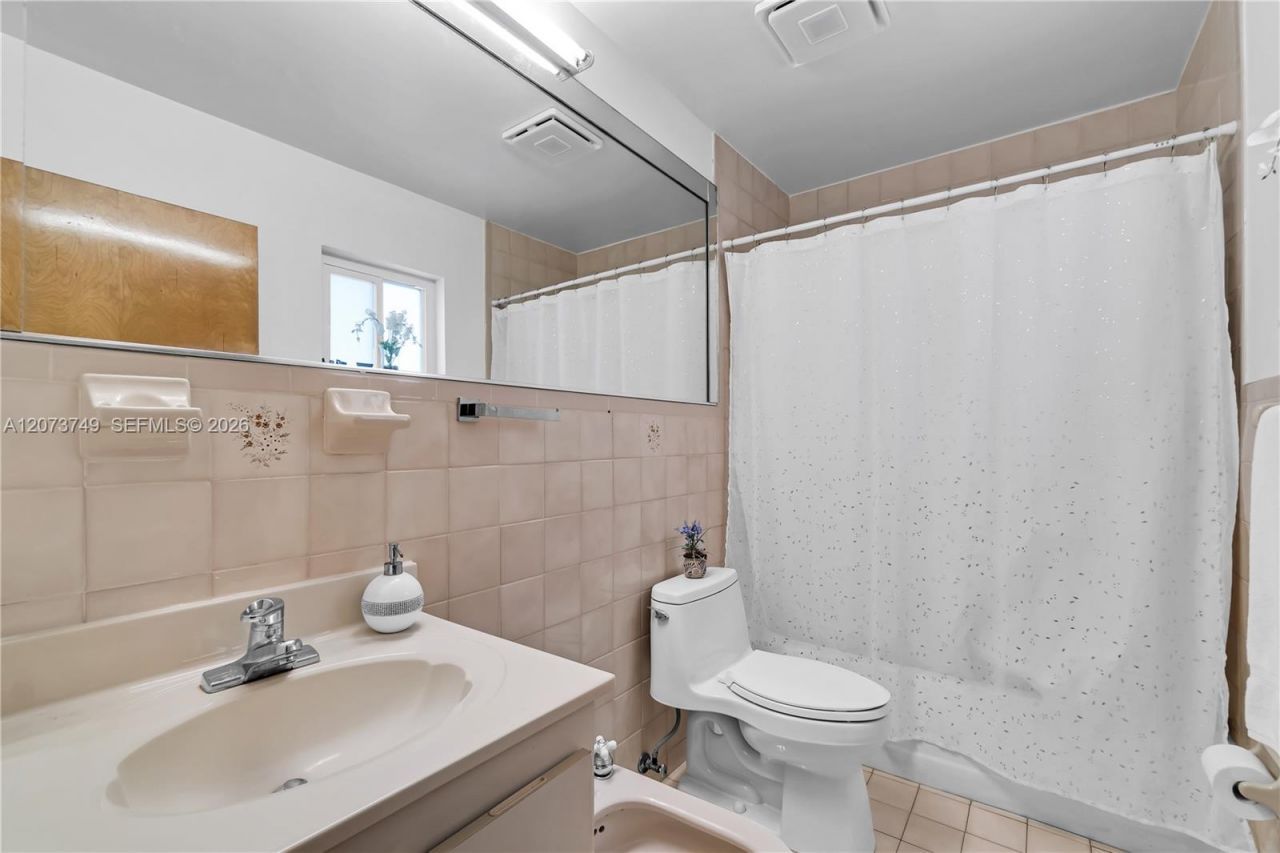980 W 43rd Pl , Hialeah, FL 33012 Photo