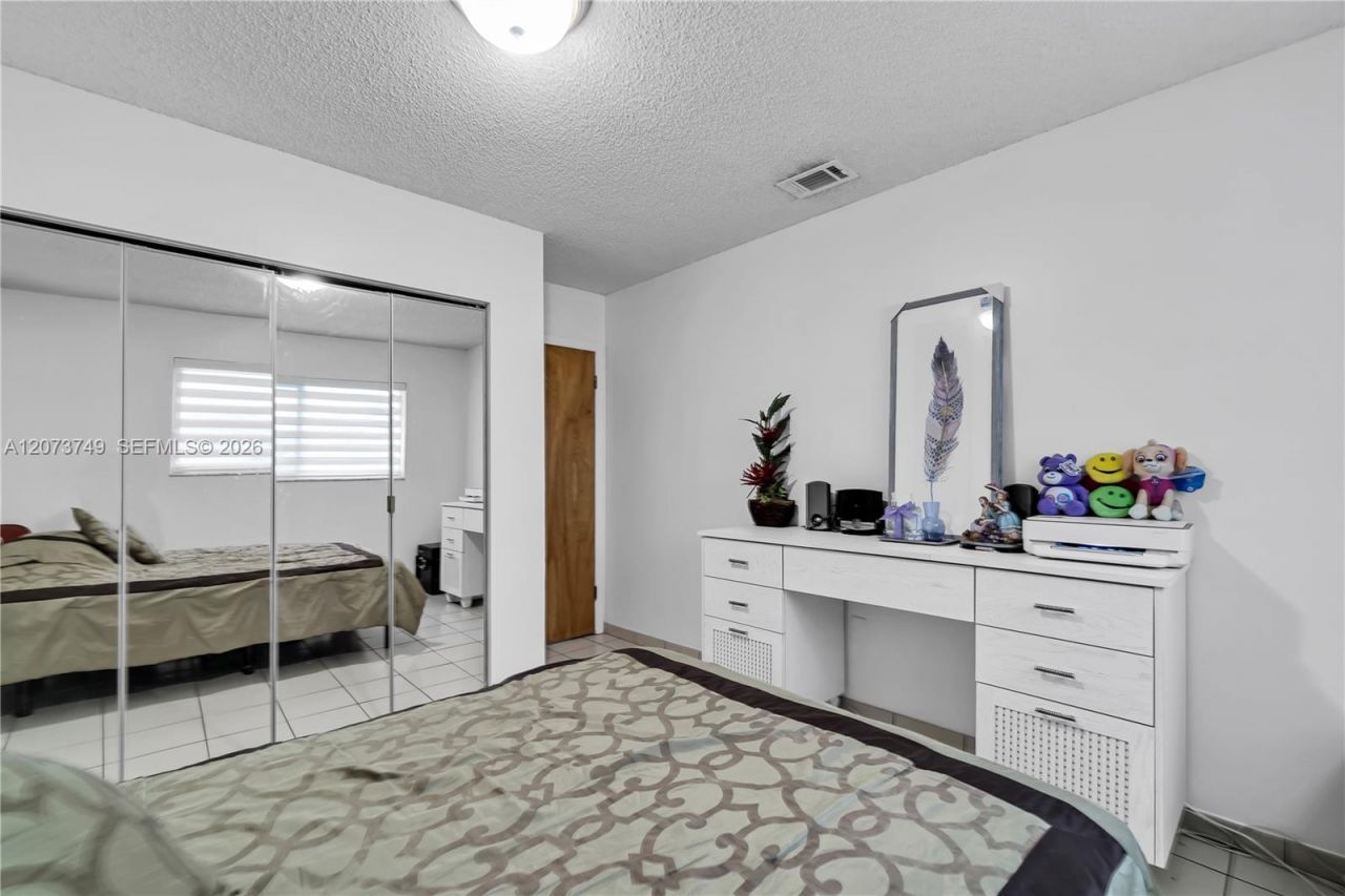 980 W 43rd Pl , Hialeah, FL 33012 Photo