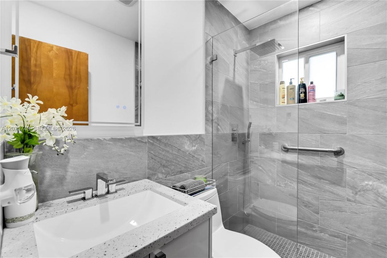 980 W 43rd Pl , Hialeah, FL 33012 Photo