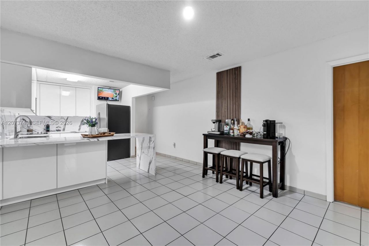 980 W 43rd Pl , Hialeah, FL 33012 Photo