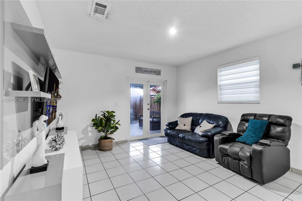 980 W 43rd Pl , Hialeah, FL 33012 Photo