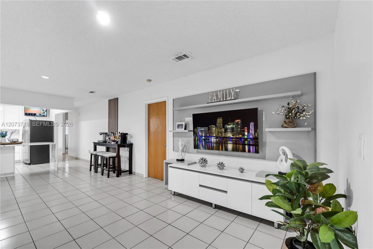 980 W 43rd Pl , Hialeah, FL 33012 Photo