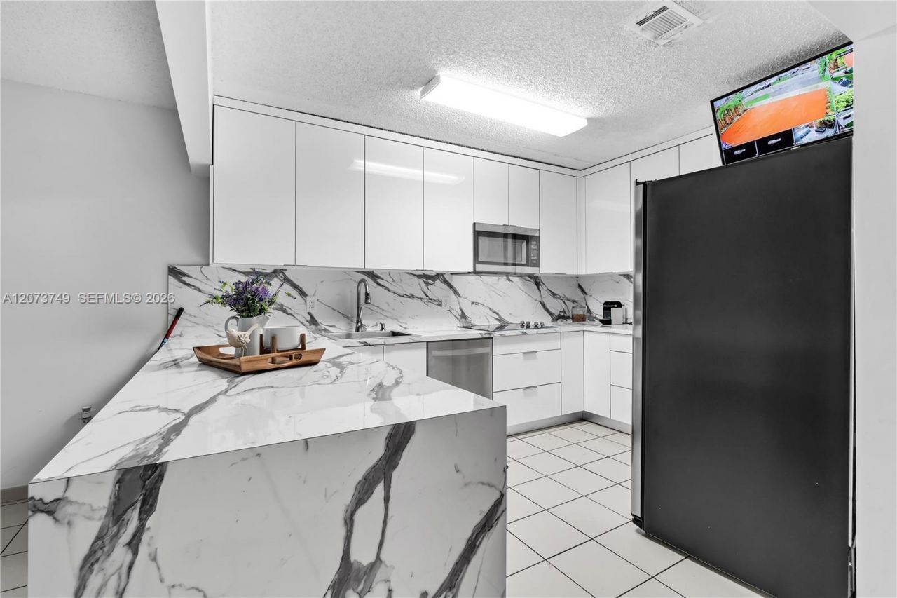 980 W 43rd Pl , Hialeah, FL 33012 Photo