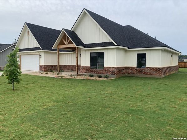 109 W Magnolia Cir, La Vernia, TX 78121