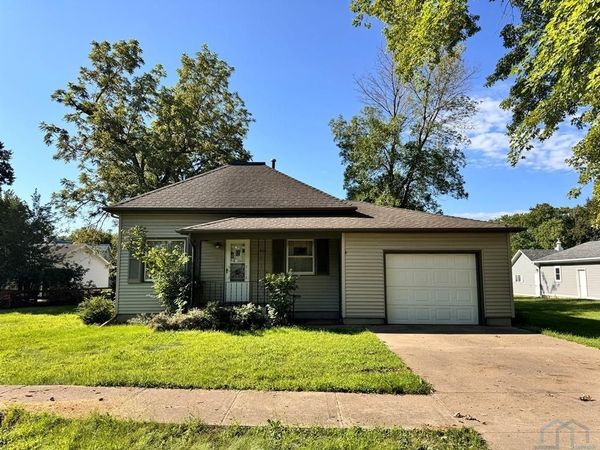 407 W 5th St, Sanborn, IA 51248