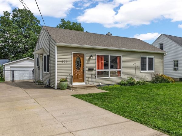 229 21st Street NW, Cedar Rapids, IA 52405