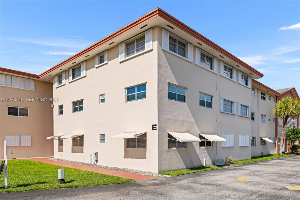 5300 Washington St , Unit E209, Hollywood, FL 33021 Photo