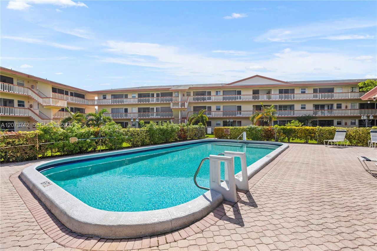 5300 Washington St , Unit E209, Hollywood, FL 33021 Photo