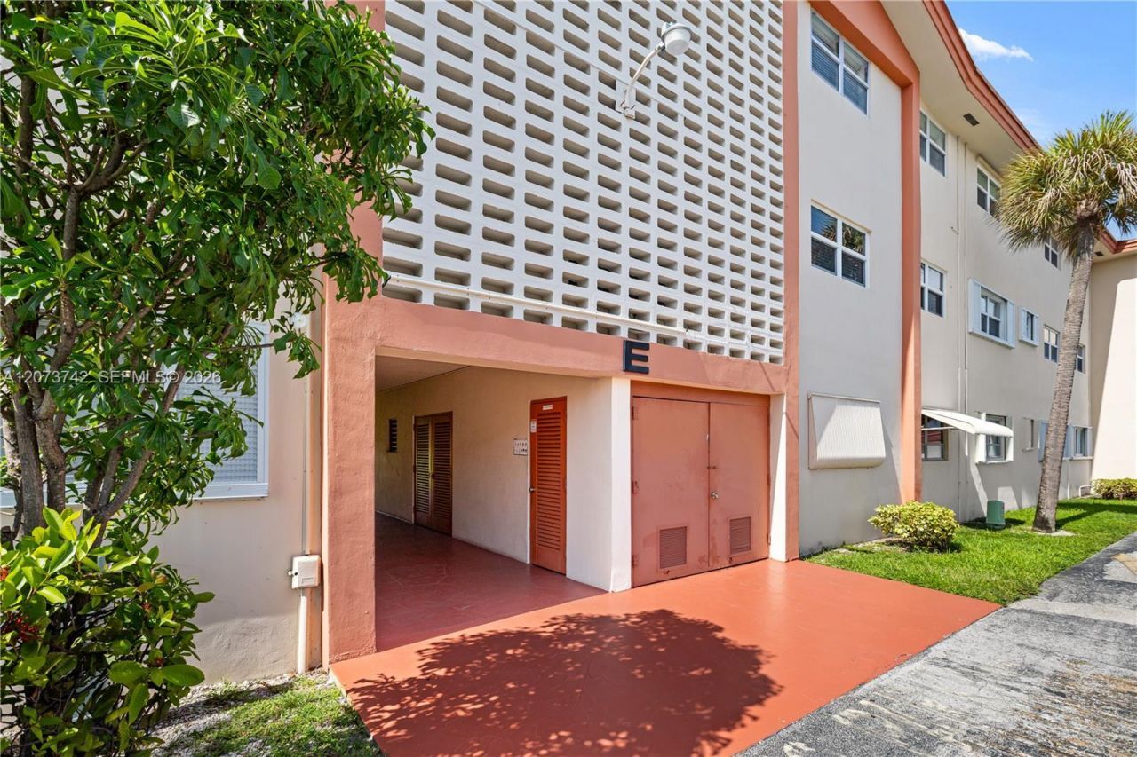 5300 Washington St , Unit E209, Hollywood, FL 33021 Photo
