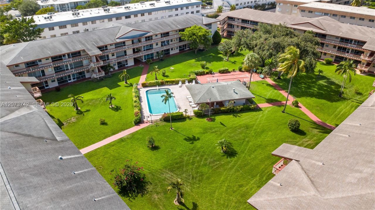 5300 Washington St , Unit E209, Hollywood, FL 33021 Photo