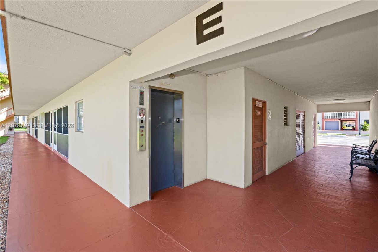 5300 Washington St , Unit E209, Hollywood, FL 33021 Photo