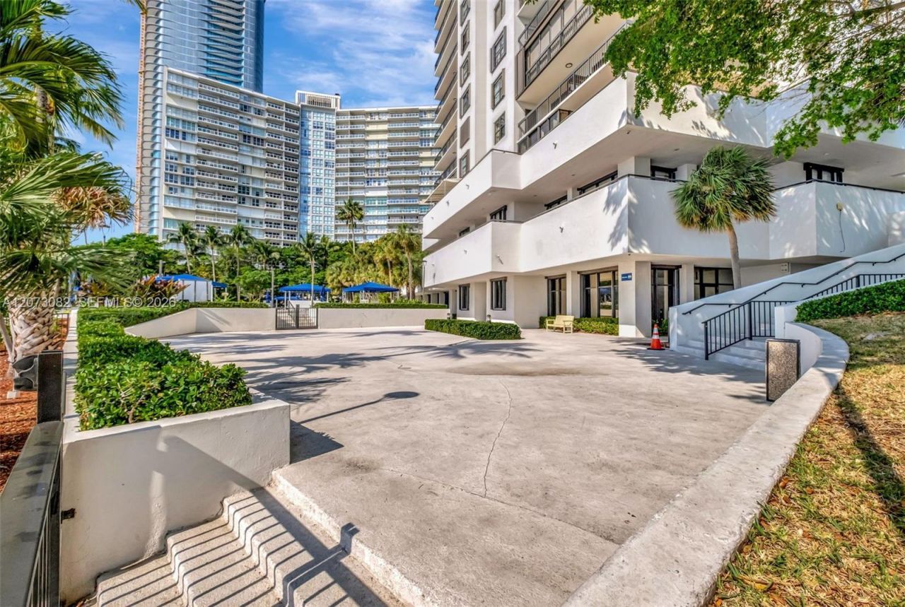 2333 Brickell Ave , Unit 2814, Miami, FL 33129 Photo