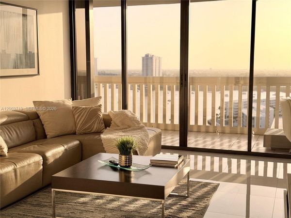 1000 W Island Blvd , Unit 1911, Aventura, FL 33160