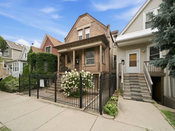 2826 W Wellington Avenue , Chicago, IL 60618