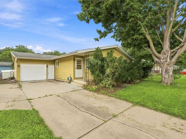 2423 O Ave NW , Cedar Rapids, IA 52405