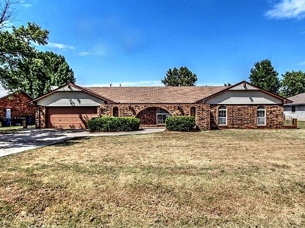 1823 W Rose Oak Drive, Mustang, OK 73064