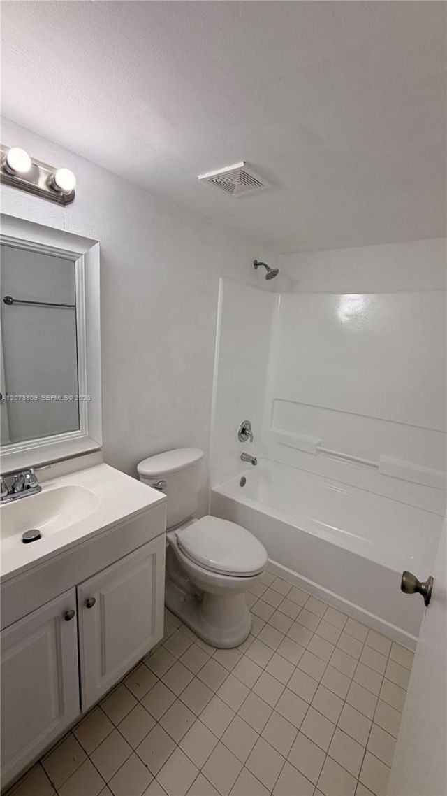 7075 NW 186th St, Unit C208, Hialeah, FL 33015 Photo
