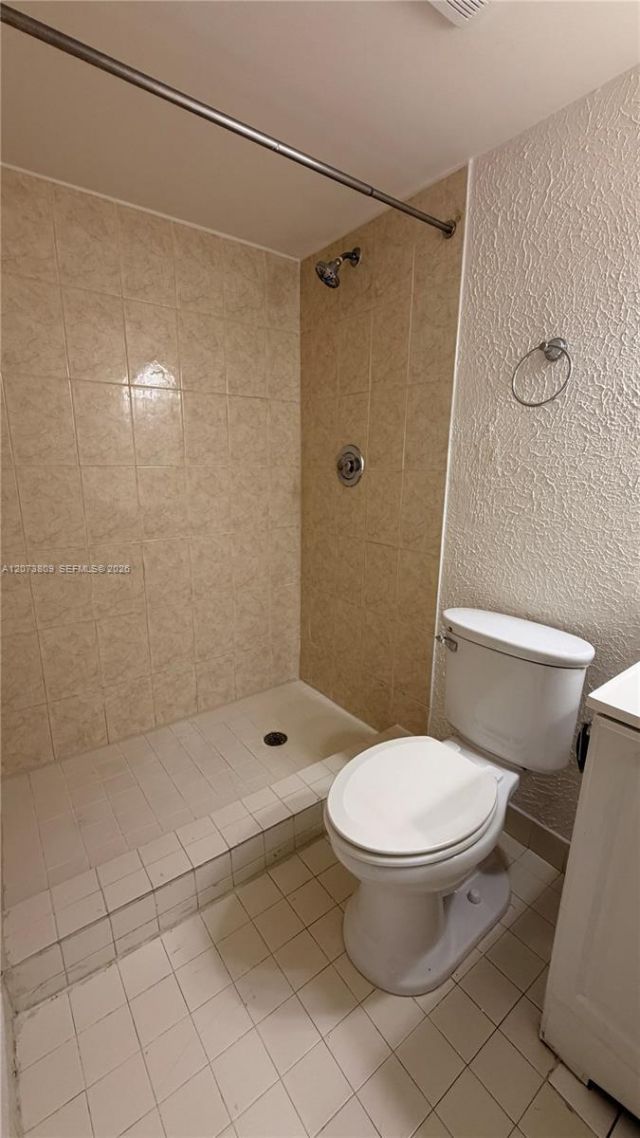 7075 NW 186th St, Unit C208, Hialeah, FL 33015 Photo