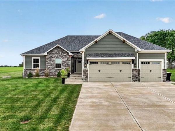 20821 S Jefferson Parkway, Pleasant Hill, MO 64080