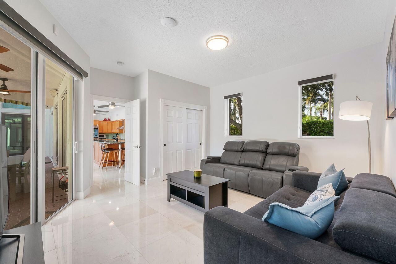 1081 Bel Aire Drive E, Pembroke Pines, FL 33027 Photo
