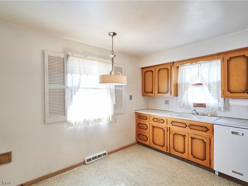 29581 Robert Street, Wickliffe, OH 44092 Photo 3